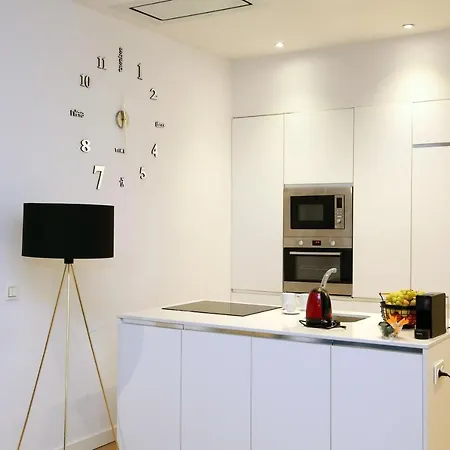 Piso Moderno A 2 Minutos Del Casco Viejo Con Parking Gratis *