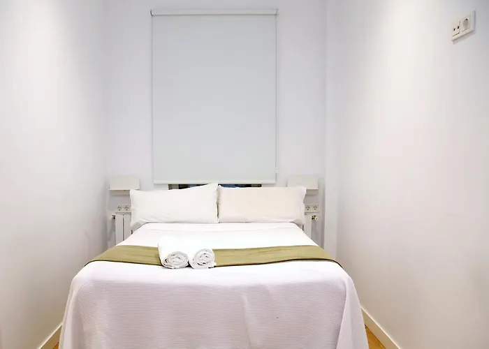 Piso Moderno A 2 Minutos Del Casco Viejo Con Parking Gratis *