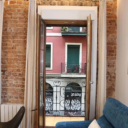 Piso Moderno A 2 Minutos Del Casco Viejo Con Parking Gratis Апартаменты